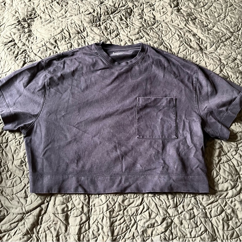 Athleta cropped black tee shirt